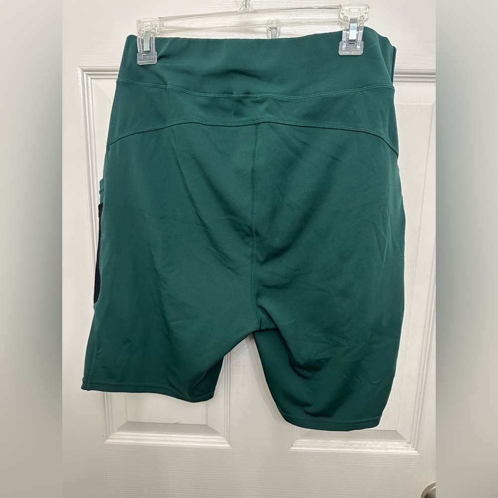 Pop fit bike shorts in emerald with black mesh pocket detail - Picture 4 of 5